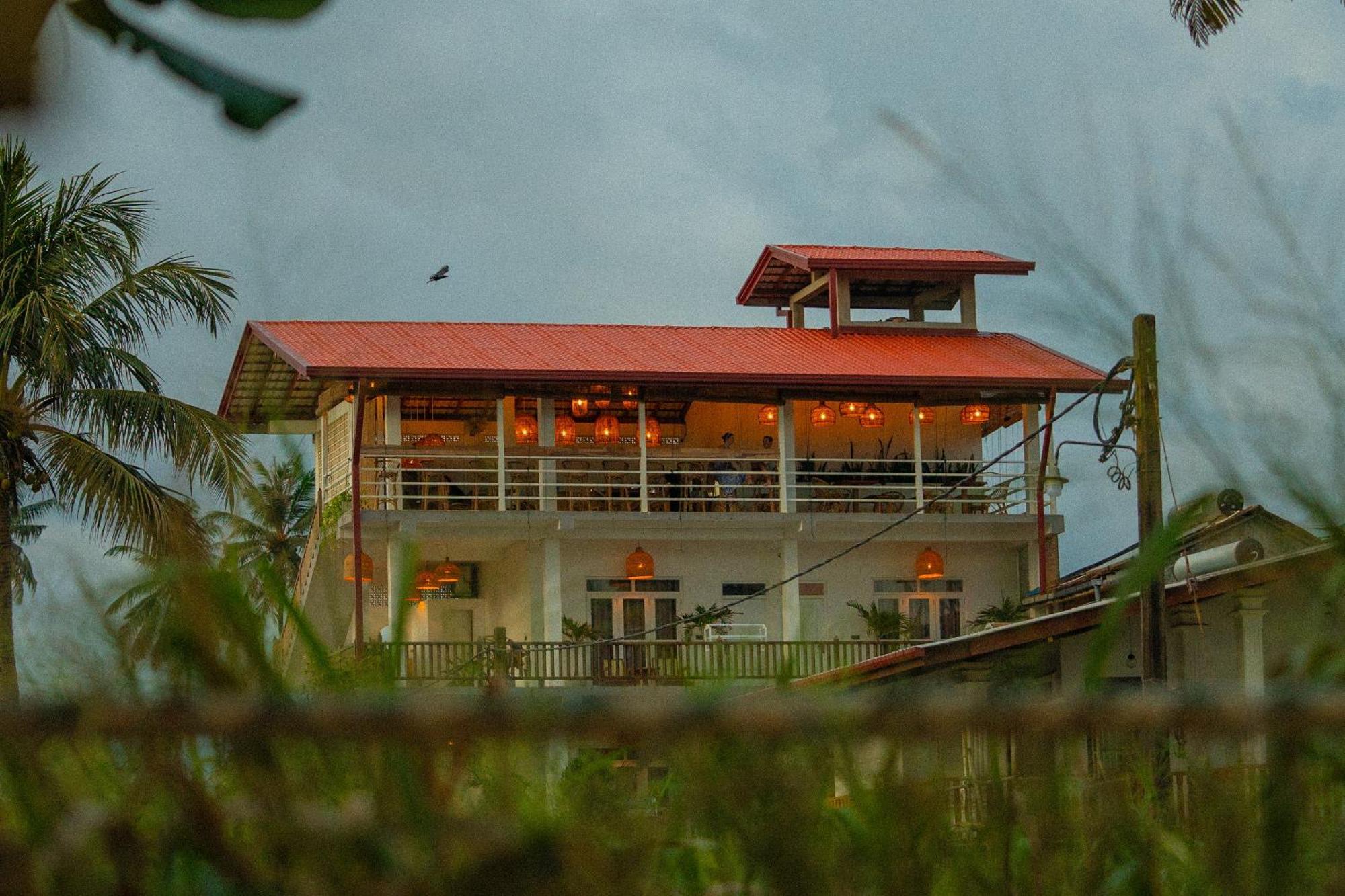 Lucky'S Surf Camp Bed & Breakfast Weligama Eksteriør bilde